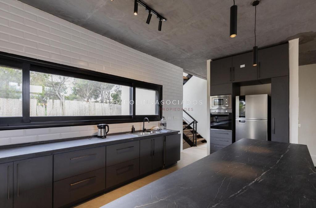Casa de 4 Dormitorios en Venta en Laguna Escondida