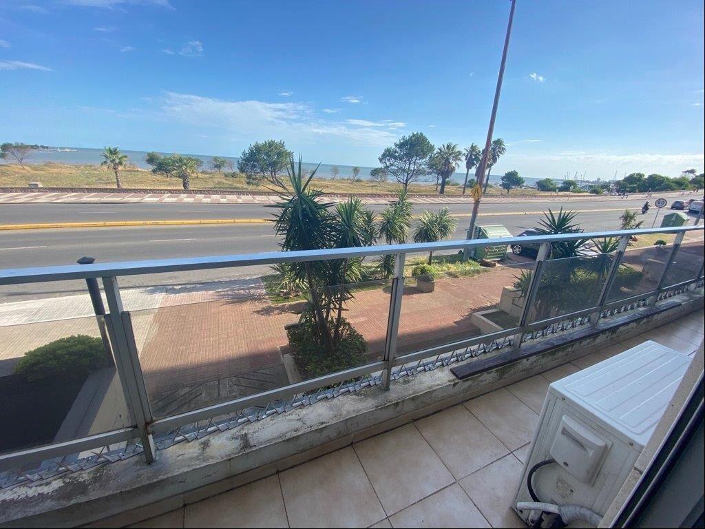 APARTAMENTO DE NIVEL EN 1ERA LINEA 3 DORMITORIOS GRAN PATIO