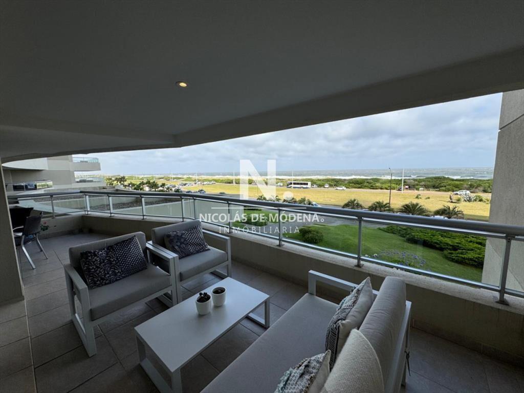 Vende apartamento de 4 dormitorios en Playa Punta