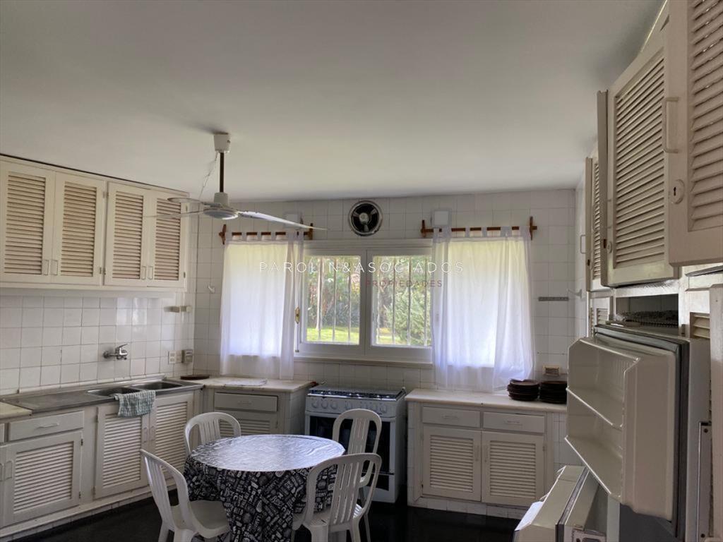 Casa en venta de 5 dormitorios + servicio en el
