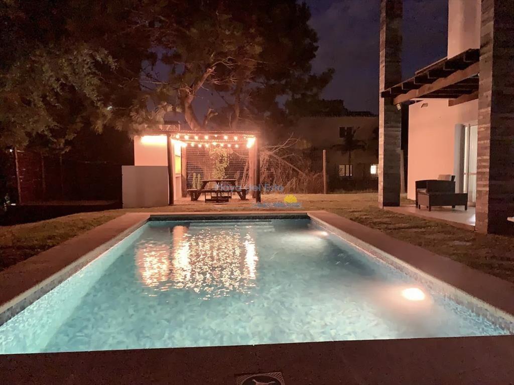 Muy Buena Casa de 5 Dormitorios y Piscina en del