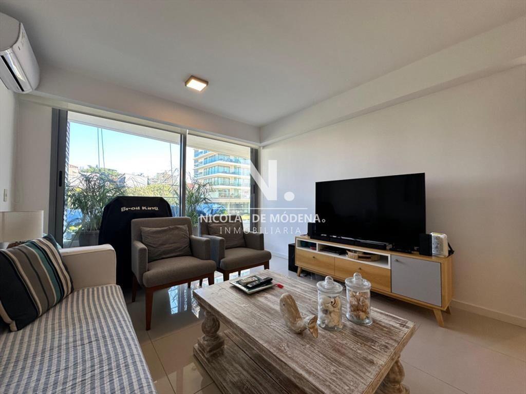 Vende en Punta del Este, apartamento de 3 dormitorios con v