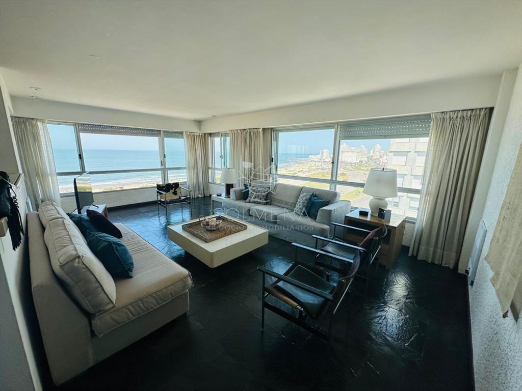 Apartamento de 3 dormitorios en venta en Punta del Este