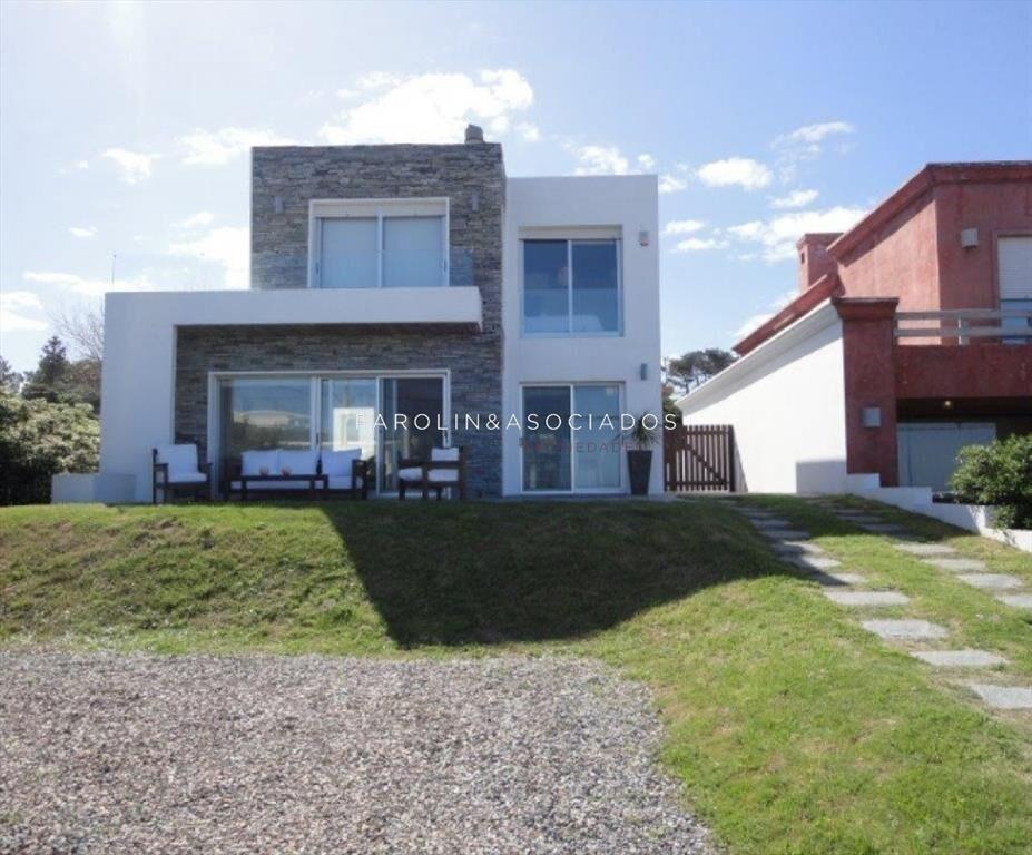 Hermosa casa en venta de 4 dormitorios frente al mar en Mon