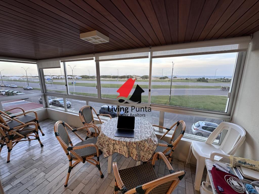 Vende apartamento de 3 dormitorios en Playa Punta