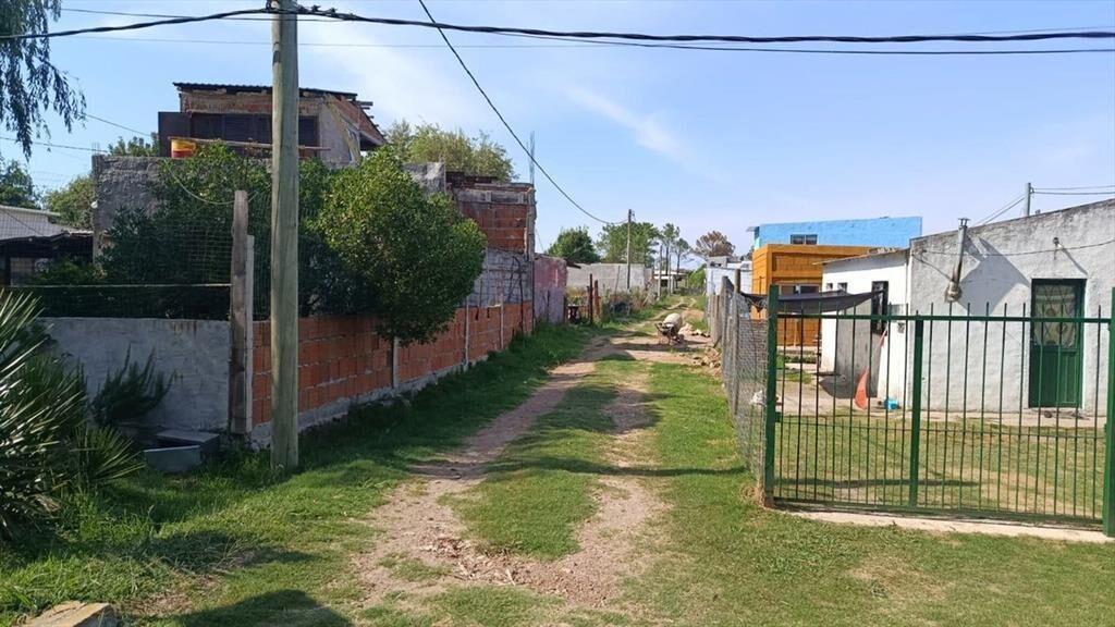 Venta de terreno con construcción en Empalme Olmos