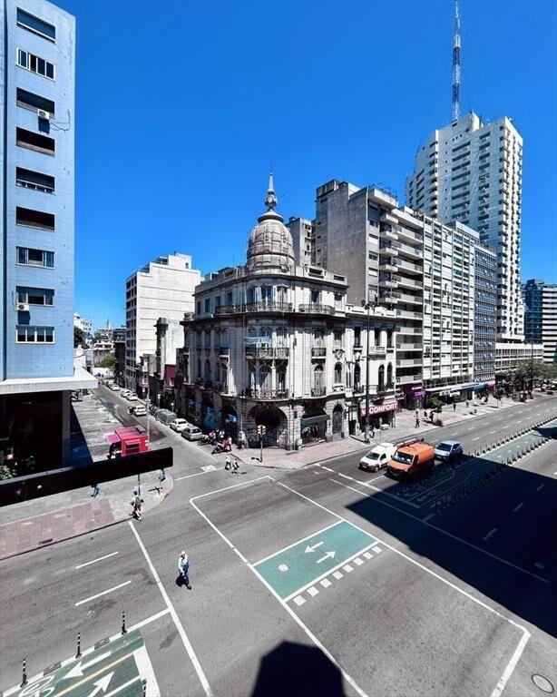 ALQUILER EDIFICIO TRES PISOS DE OFICINA EN 18 DE JULIO