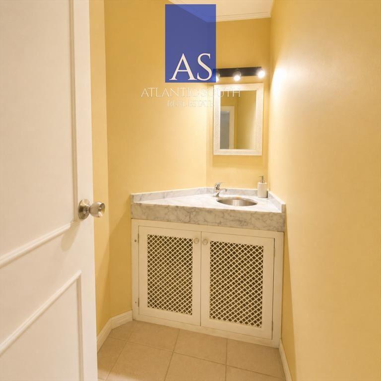 Apartamento de 3 Dormitorios con Vista Parcial al