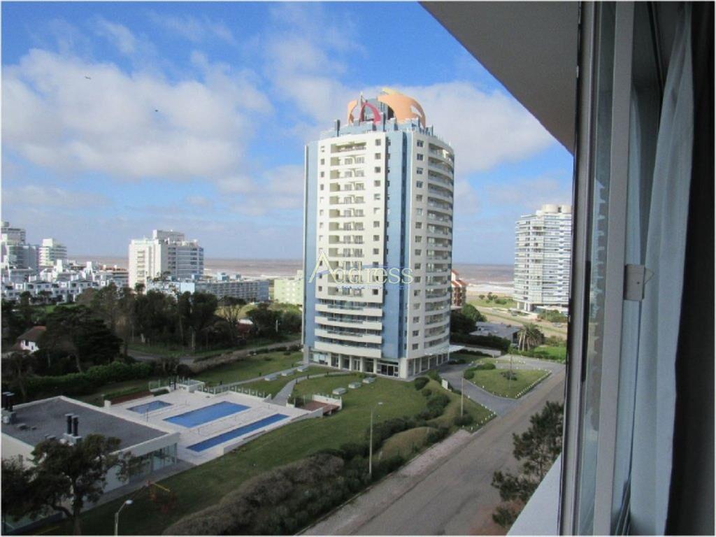 Amplio apto en Edificio de buena construcción en