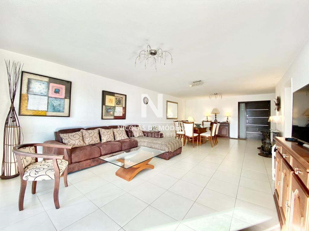 Apartamento de tres dormitorios en venta, Punta