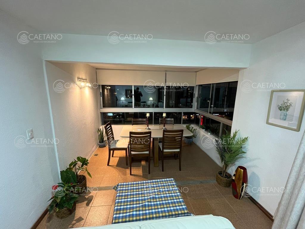 Vende apartamento de 2 dormitorios en Punta del