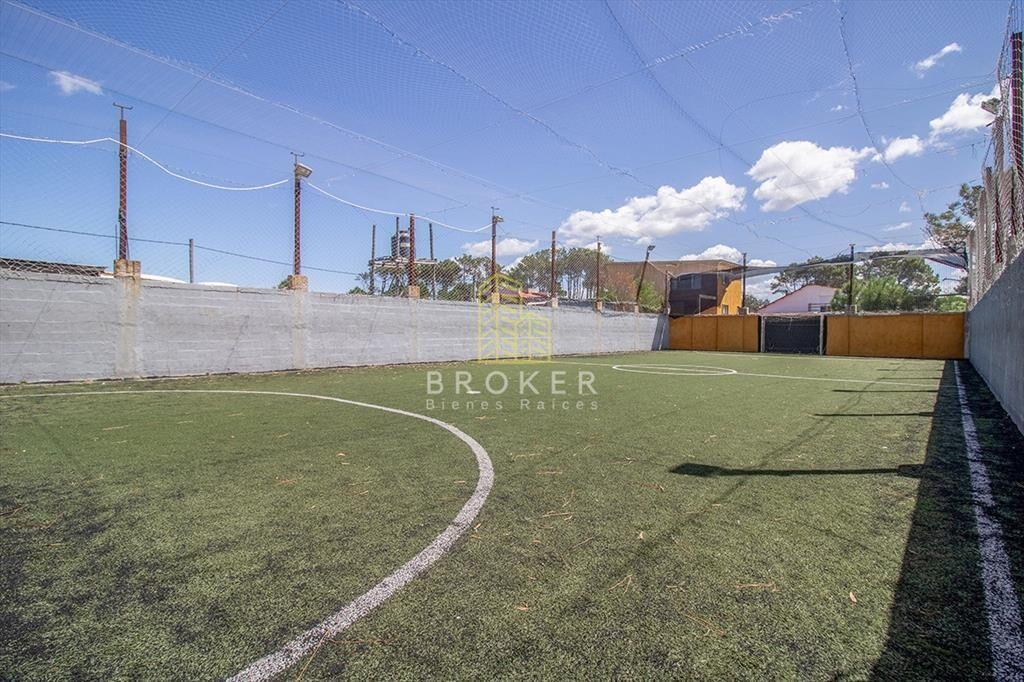 Venta de local comercial y cancha de futbol 5