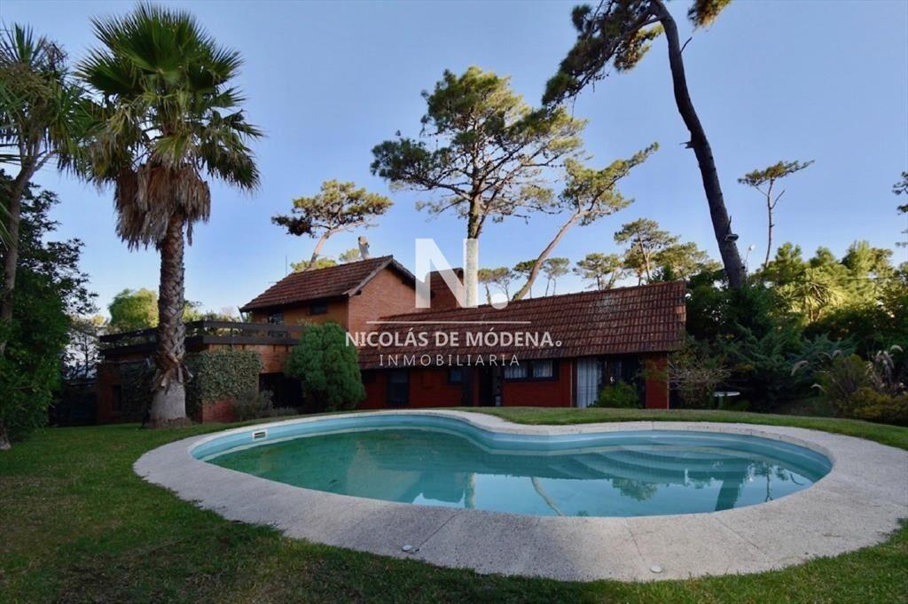 Casa en Playa Mansa de Cuatro Dormitorios en del
