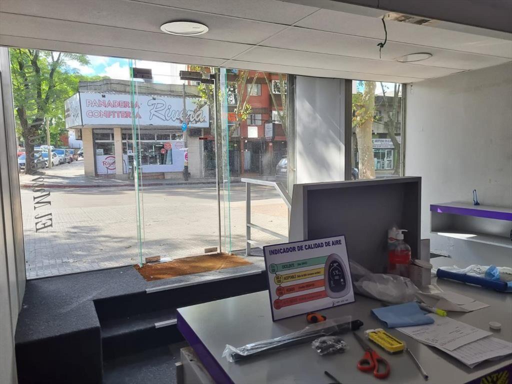 Local -Rivera prox Luis Alberto de Herrera, 668 m2 edifica