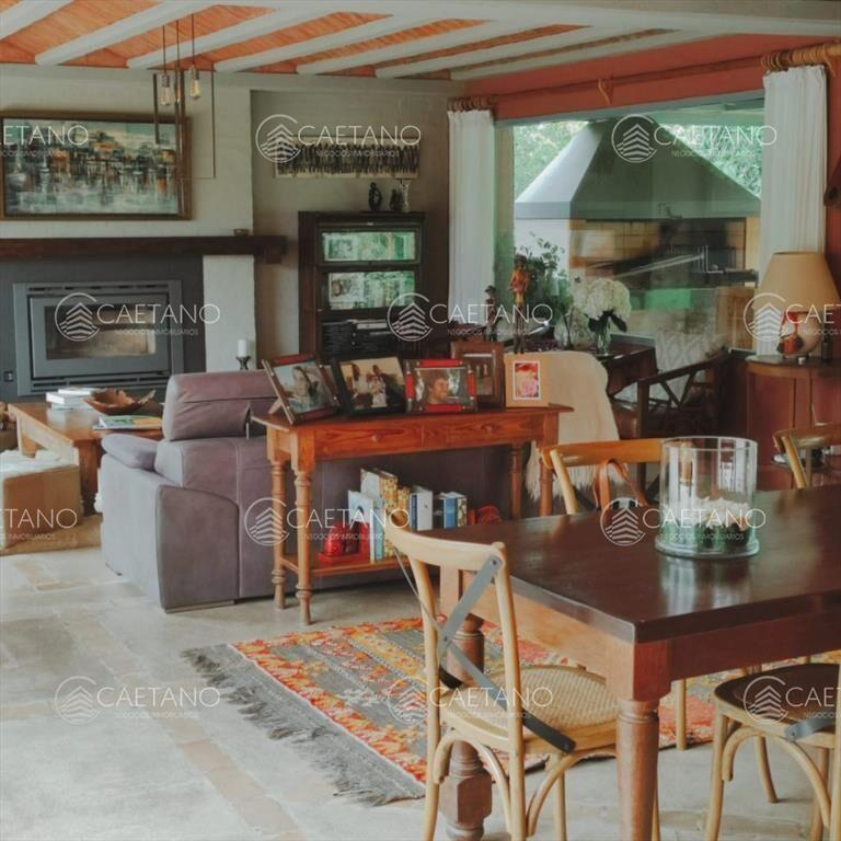 Hermosa casa de 2 niveles, con amplios espacios.