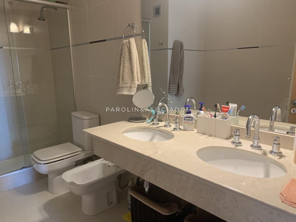 Apartamento en venta en piso alto Seasons Tower, Punta del