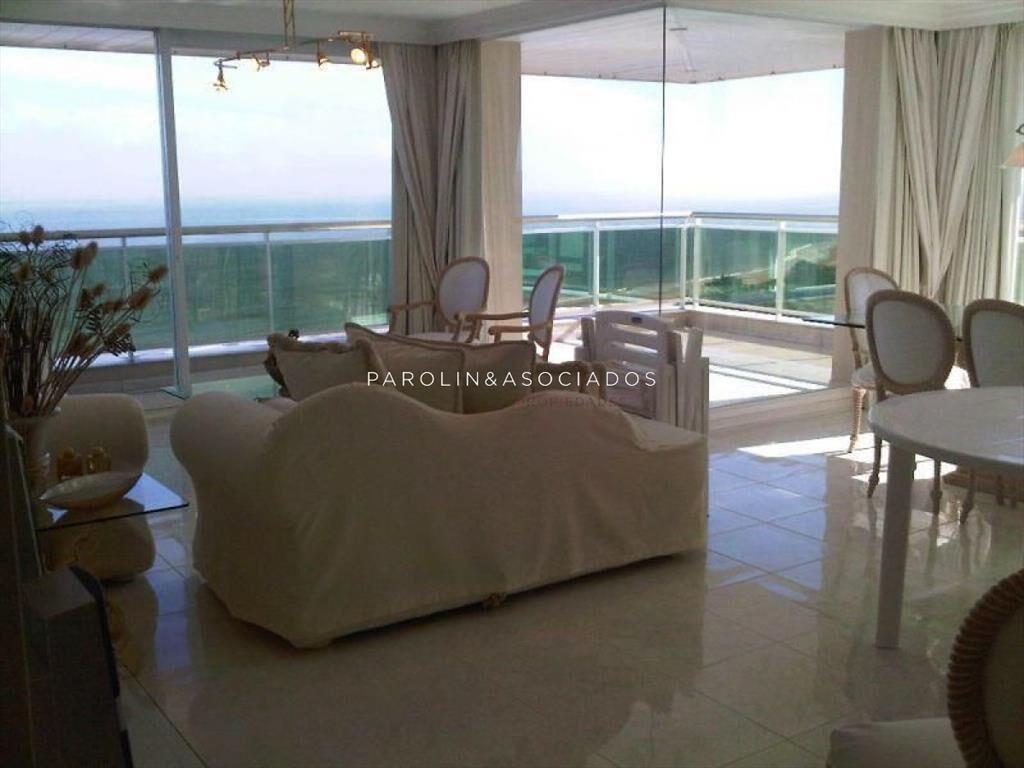 Apartamento de 3 dormitorios en Coral Tower, del