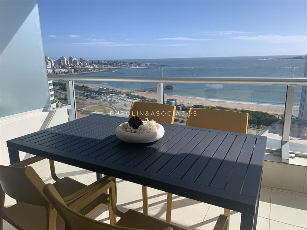 Apartamento en venta en piso alto Seasons Tower, Punta del