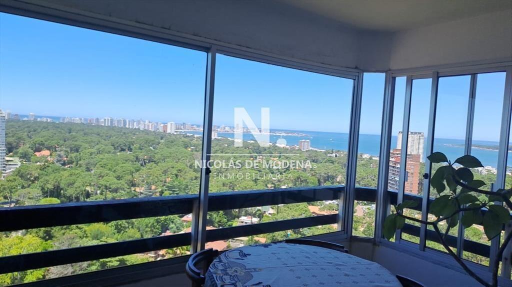 Vende apartamento de 2 dormitorios más servicio