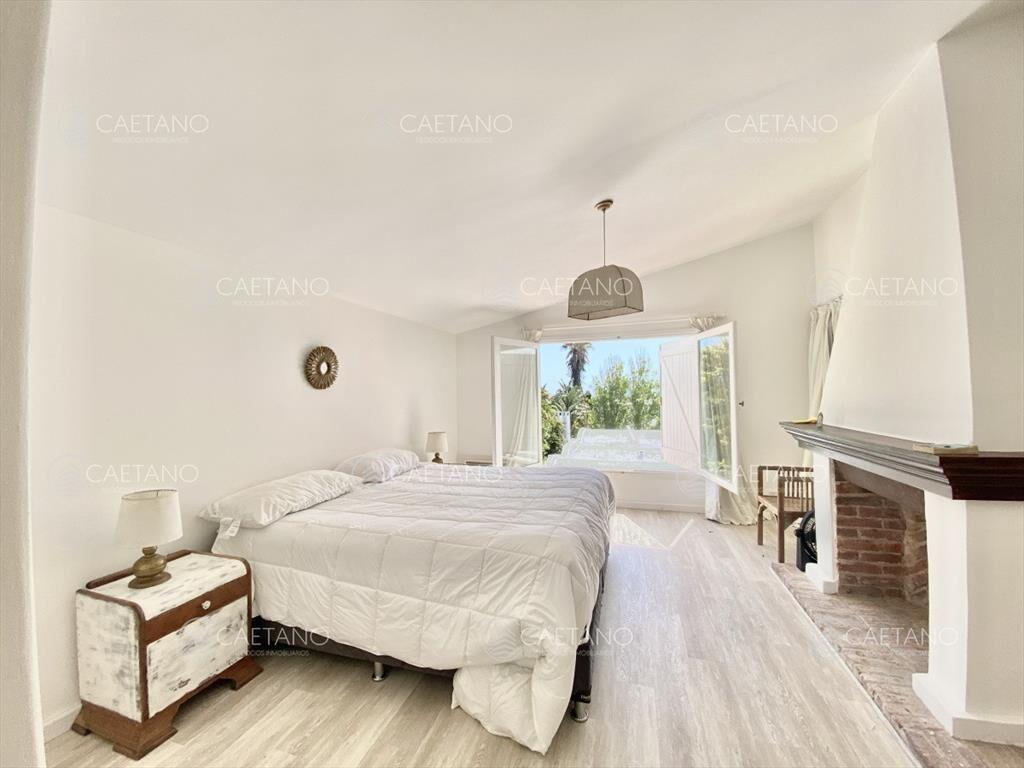 Vende casa 5 dormitorios. PenÃ­nsula, Punta del