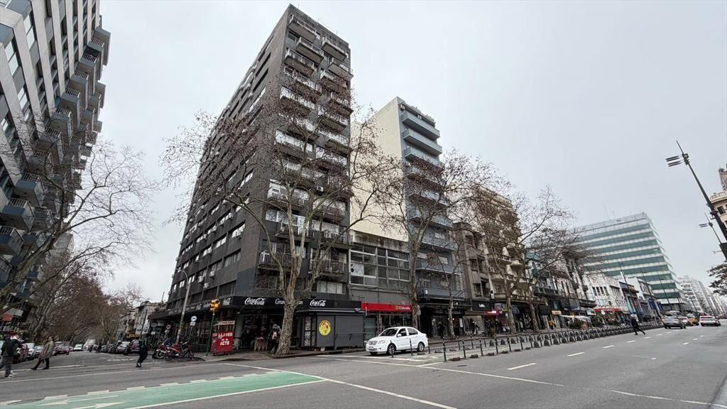 Venta de Oficina en Cordón. Sobre 18 de Julio