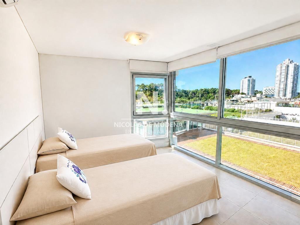 Apartamento de 3 y dependencia en torre de