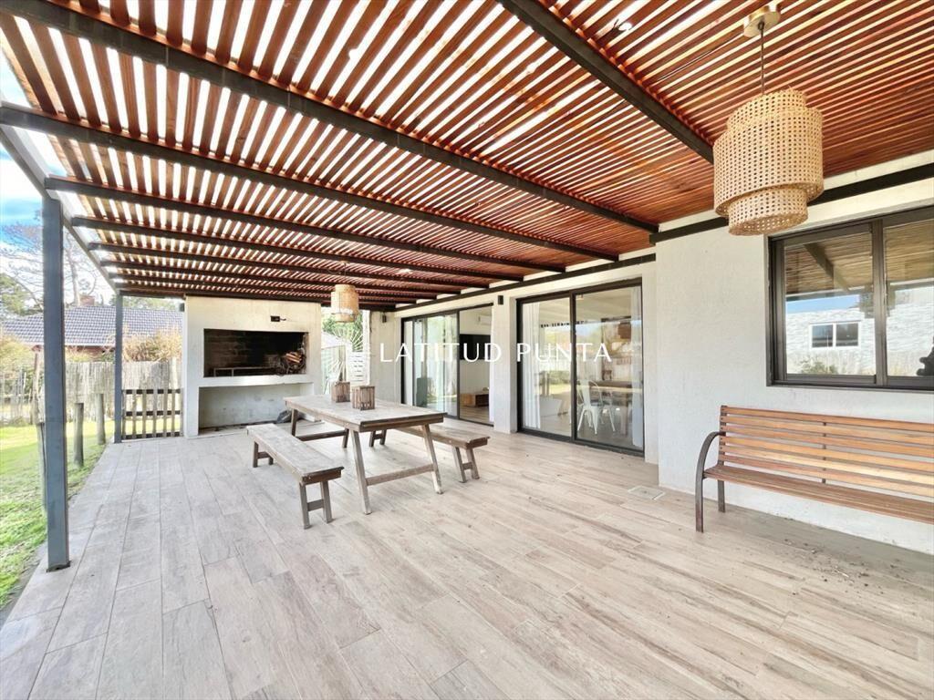 Casa 3 dormitorios con piscina. Barrio Privado