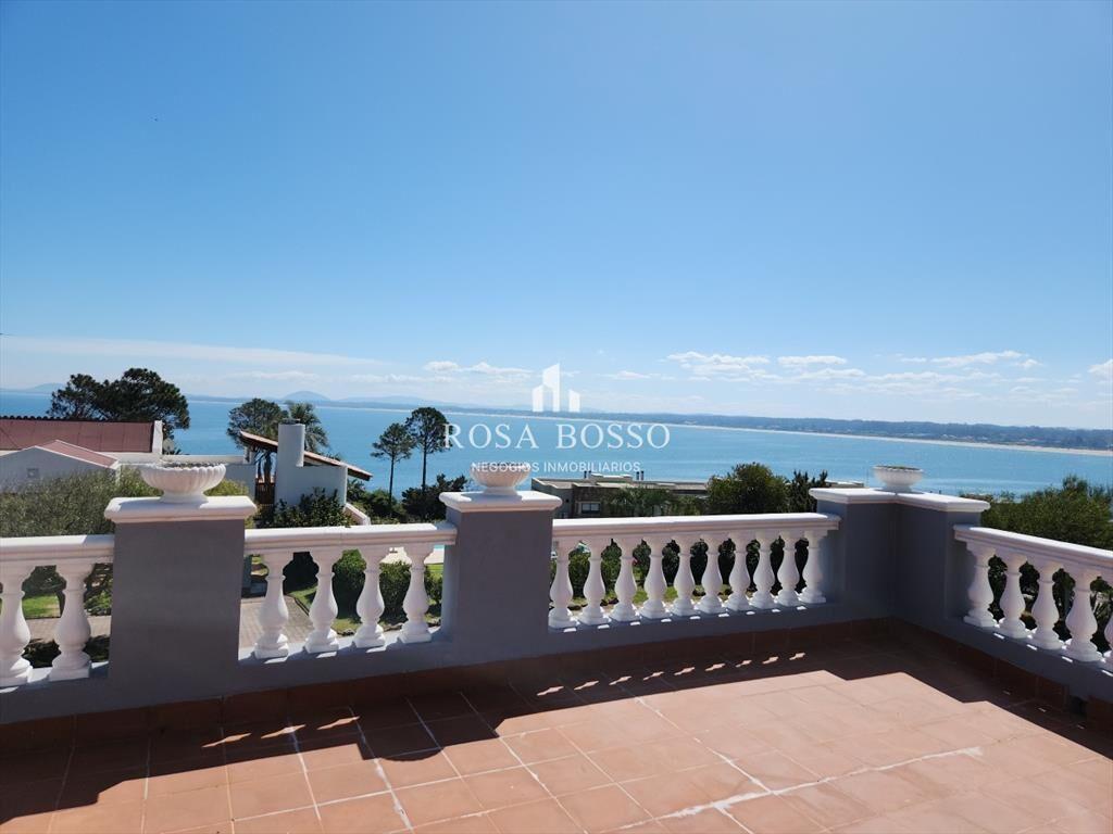 HERMOSA CASA EN  PUNTA BALLENA,  VISTA AL MAR