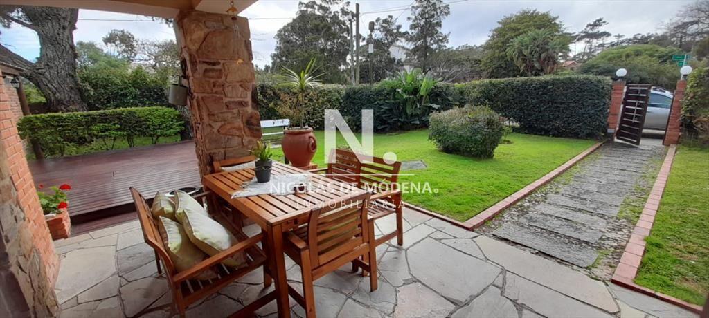 Vende Casa de 3 dormitorios y barbacoa a metros