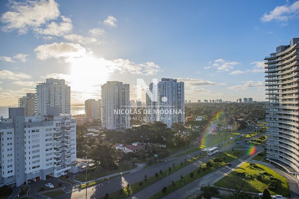 En venta apartamento de 2 dormitorios en Punta del Este.