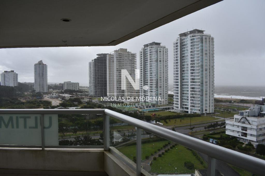 Apartamento de 3 dormitorios en Playa Brava, del