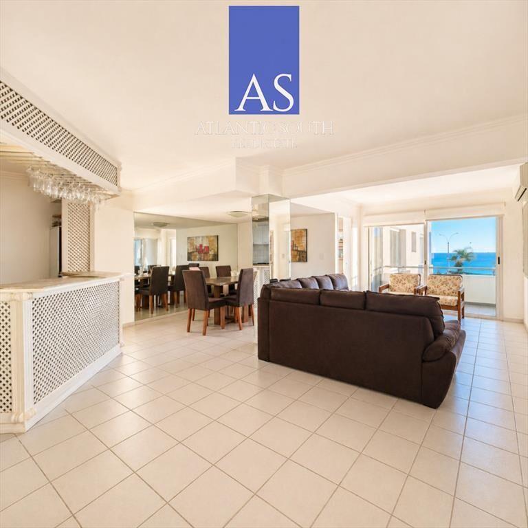 Apartamento de 3 Dormitorios con Vista Parcial al