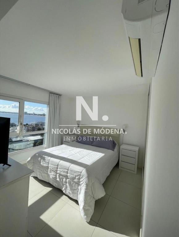 Vende apartamento de 2 dormitorios en Punta del
