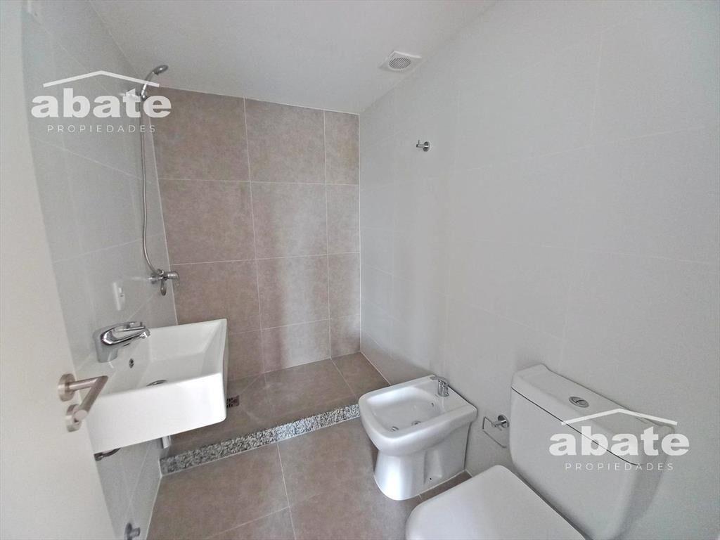 Monoambiente en venta con terraza al frente. Ideal inversió