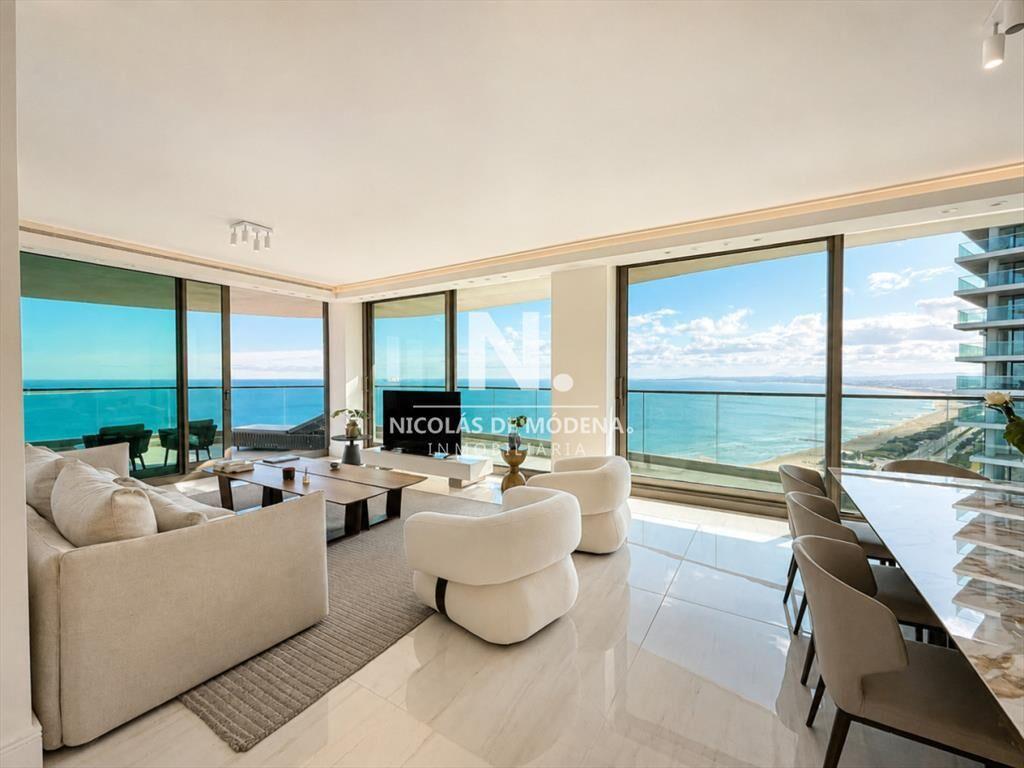 Espectacular departamento de 4 suites frente al