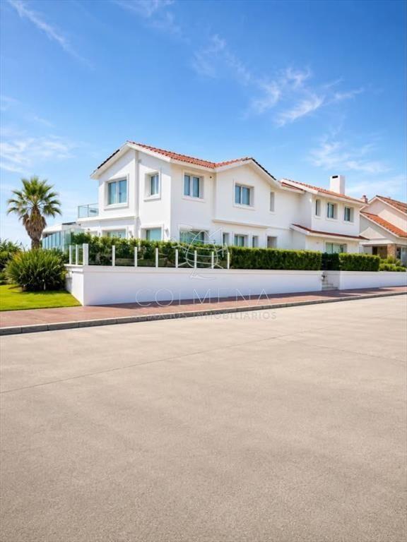 GRAN CASA EN VENTA, PRIMERA LÃ�NEA