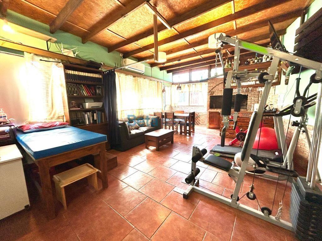 VENTA DE CASA 3 DORM, GARAJE, Y MONOAMBIENTE AL