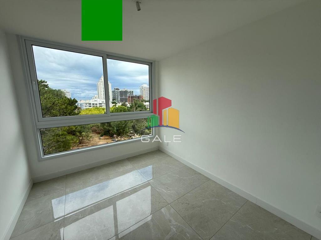 Vende apartamento de 1 dormitorio y medio en Punta del Este