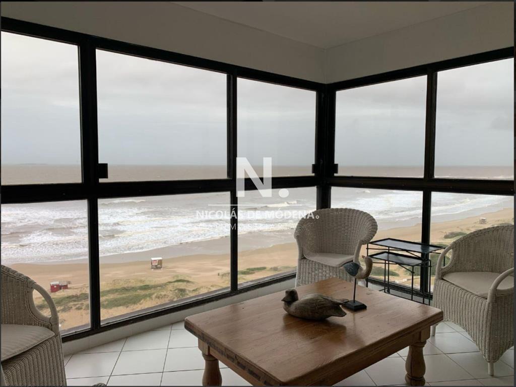 Apartamento en venta de  3 dormitorios,  3 baños