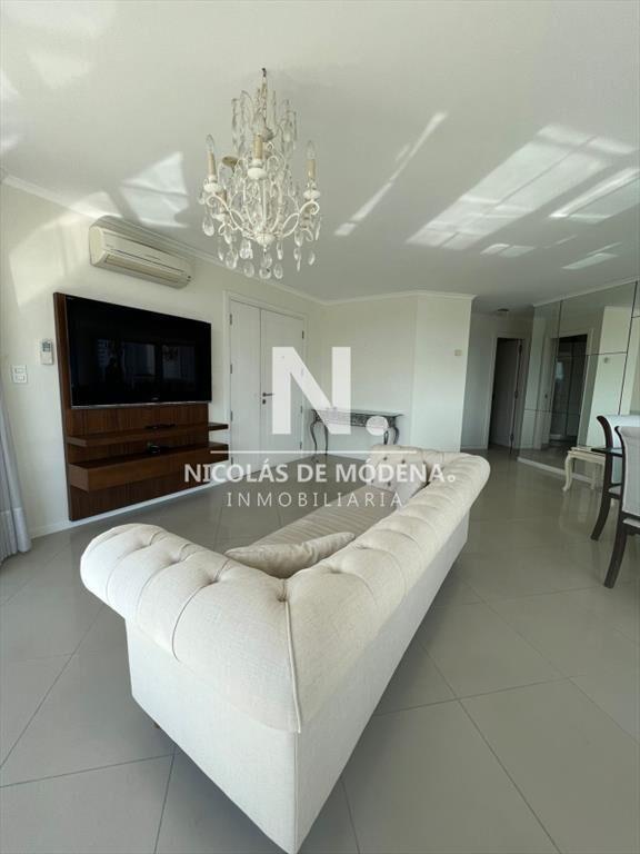 Vende apartamento de 3 dormitorios en Roosevelt.