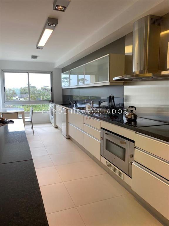 Apartamento 3 suites y dependencia en playa brava