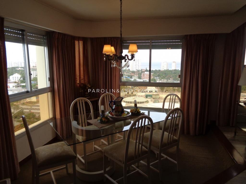 Apartamento en venta de 3 dormitorios con estufa
