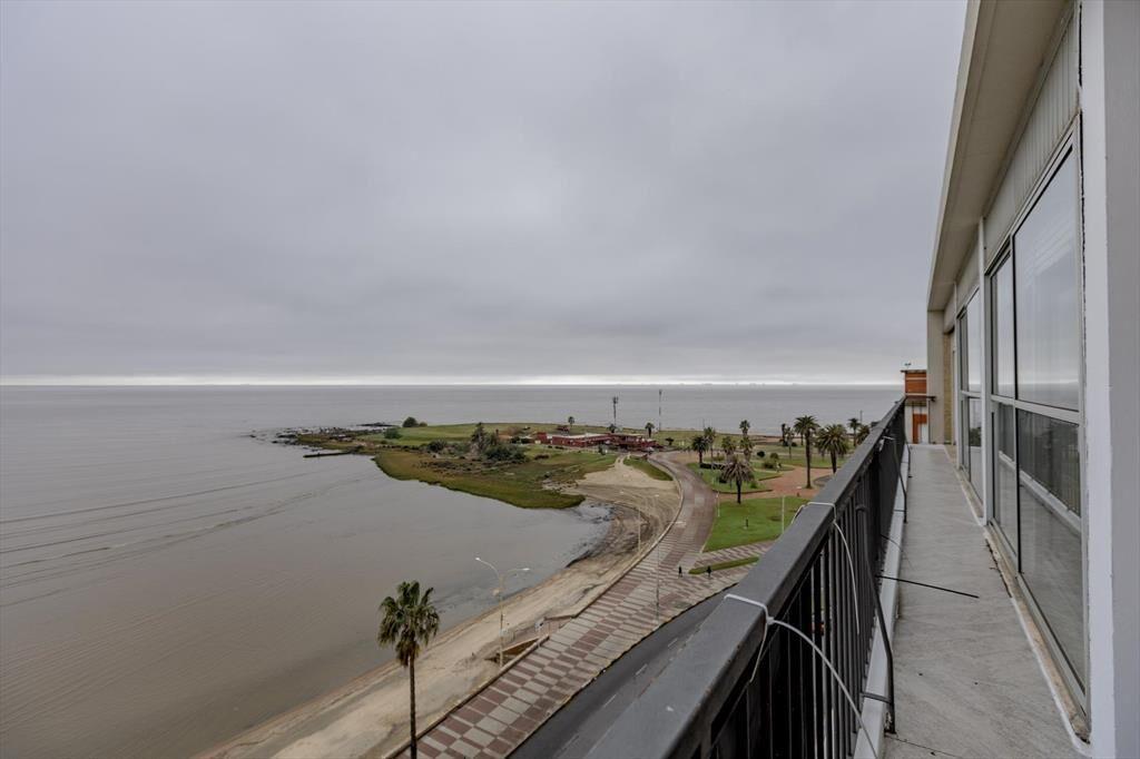 Apartamento en Rambla de Pocitos, frente a Trouville