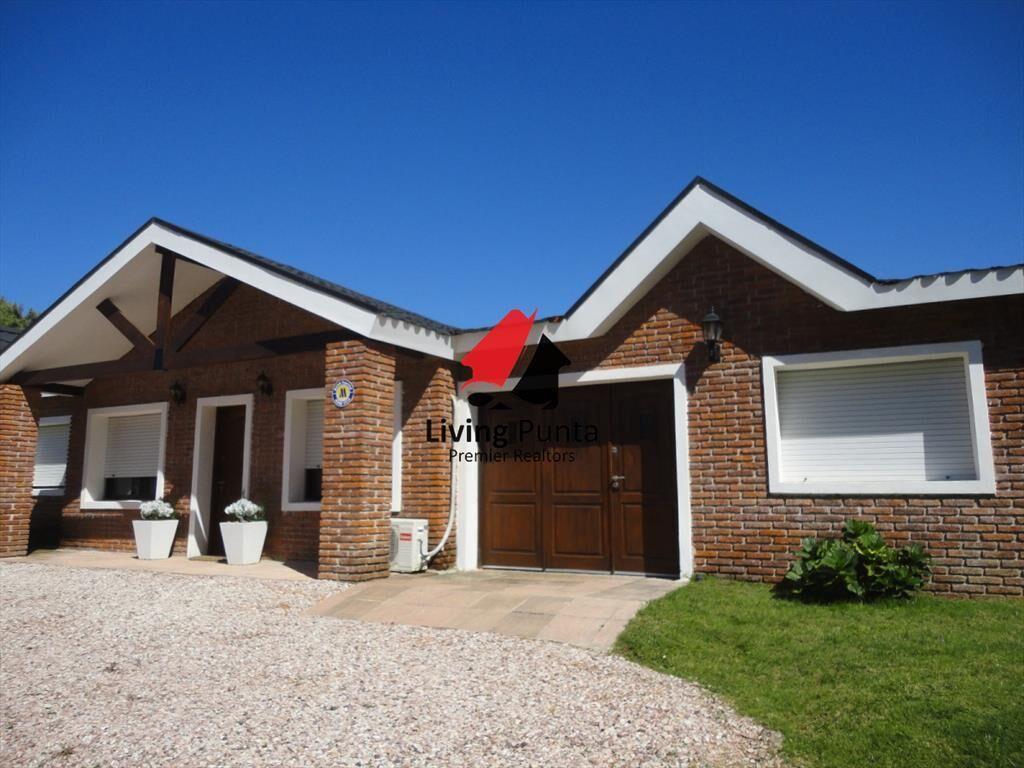 Hermosa casa en barrio Residencial de Punta del Este a paso