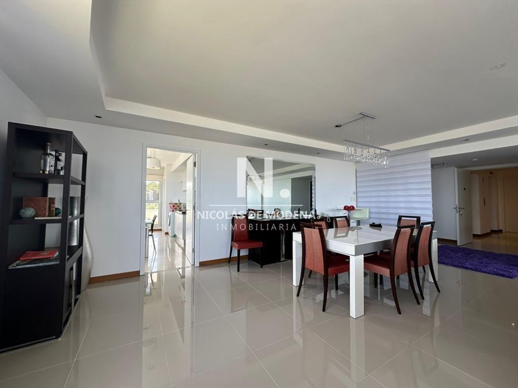 En venta apartamento de 3 dormitorios en suite en
