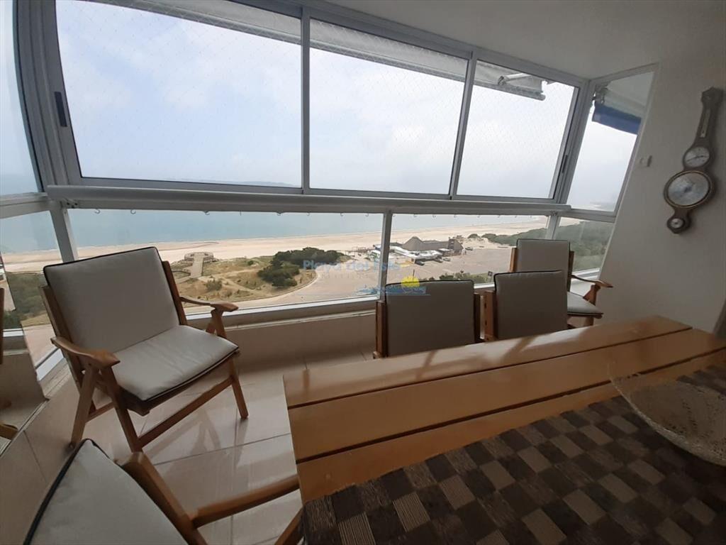 Beverly Tower, piso alto.