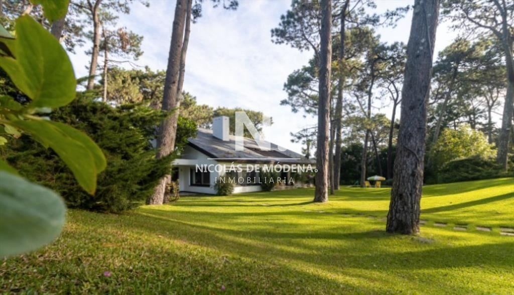 OPORTUNIDAD. VENDE CASA CON GRAN METRAJE EN SAN