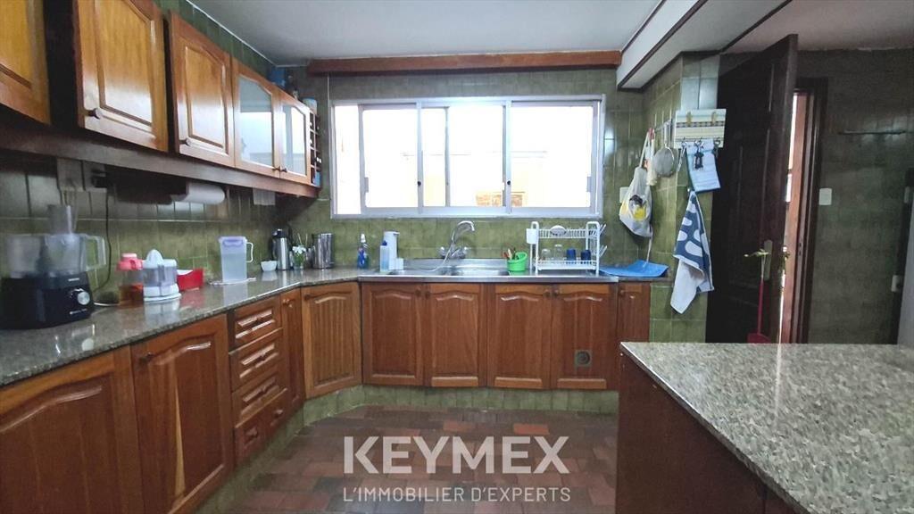 Venta Dos Casas más Apartamento en el Prado. Un solo padrón