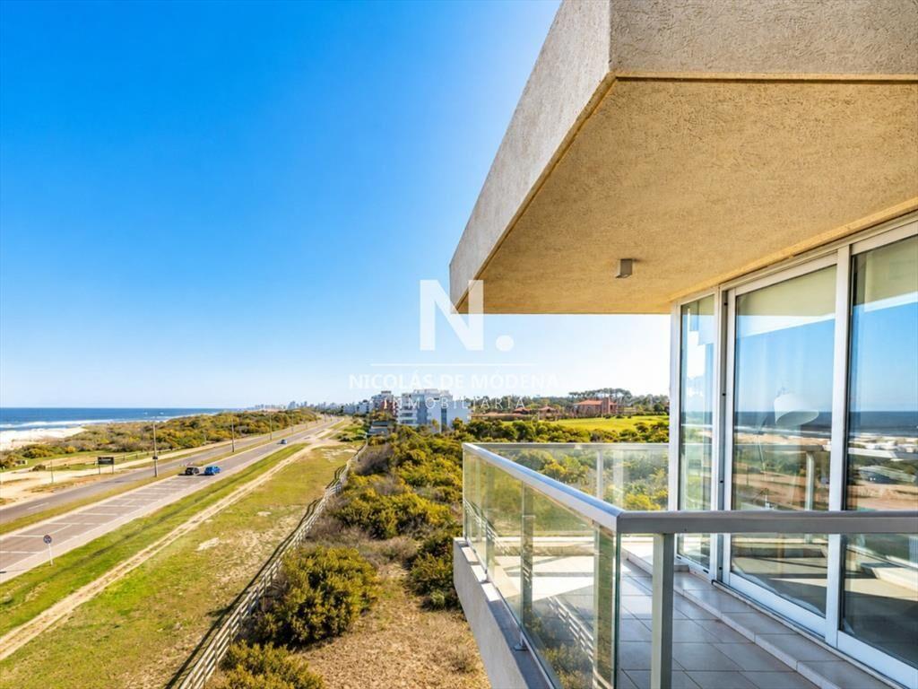 En venta apartamento de 3 dormitorios en Brava primera line