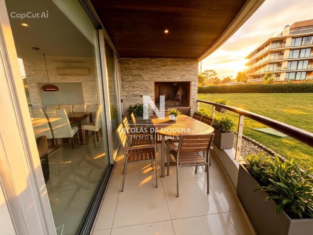Apartamento en primera linea playa mansa, 3 dormitorios